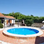 בית נופש House Nena פולה