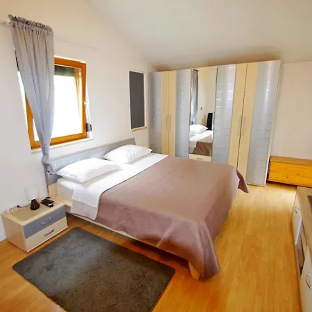 Semesterbostad House Nena Pula