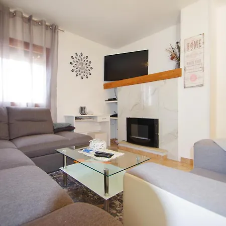 Semesterbostad House Nena Pula