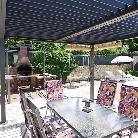 Nyaraló House Nena *
