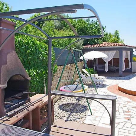 Semesterbostad House Nena